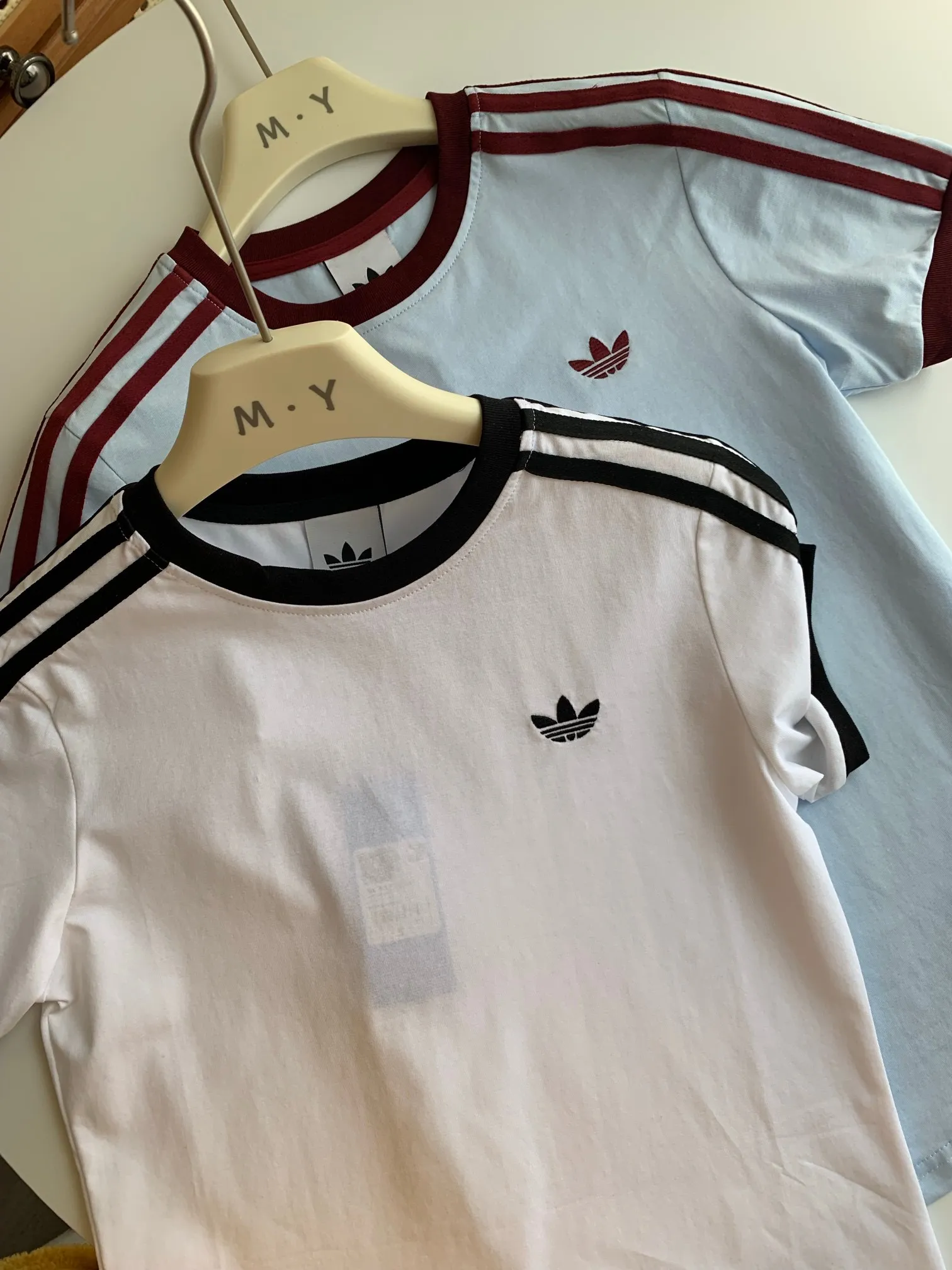 adidas Clover Retro Raglan Sleeve Short Sleeve T-shirt for Women Retro raglan sleeves + three-bar webbing, with small clover logo, full of recognition, Retro atmosphere directly fills the fabric. Selected pique fabric, skin-friendly and breathable, soft and not sweaty, daily wear without burden. Neat routing, fine workmanship, clover version texture, can be worn for daily commuting, going out, and sports. Style number: A 226# Color: apricot Light Blue Sizes: S-XL